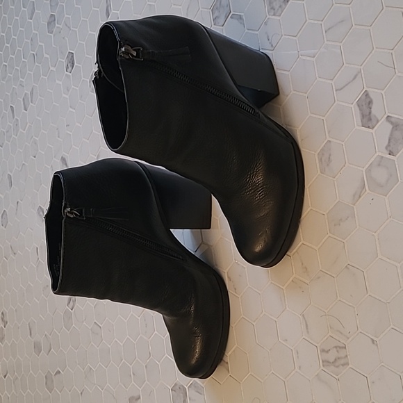 Kenneth Cole Reaction bootie. - Picture 3 of 8